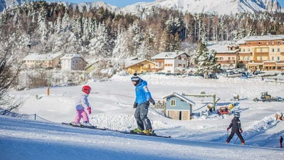 Sulla neve a Lavarone: sciare con bambini in Alpe Cimbra by Playground Around The Corner