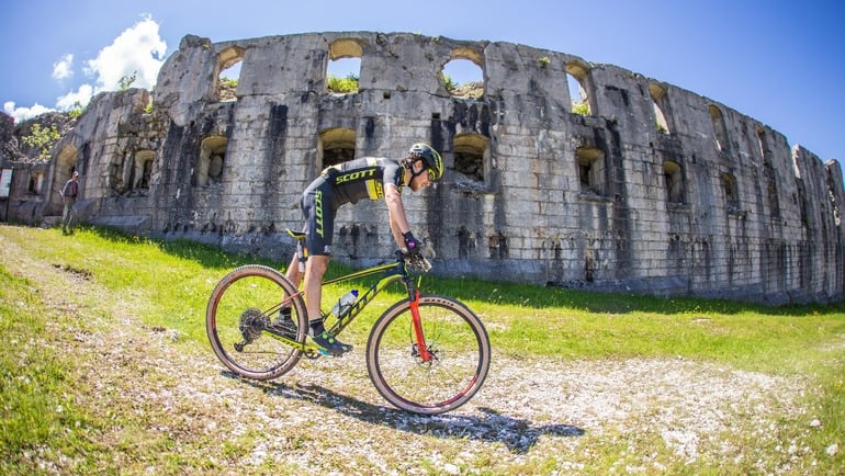 Pedali roventi alla "100 km dei Forti": l’Alpe Cimbra forte e sportiva