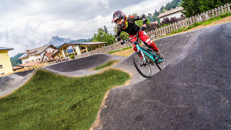 ALPE CIMBRA BIKE SEASON 2025: CYCLING HOLIDAYS IN TRENTINO AMONG NATURE, ADRENALINE AND BREATHTAKING VIEWS