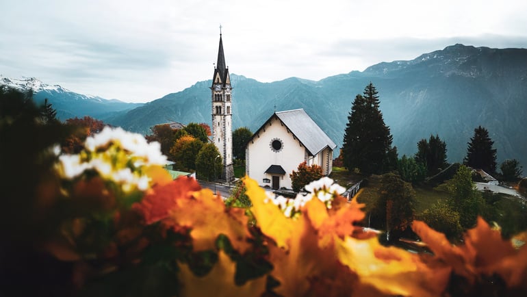 Cycling among the colors of autumn and the authentic flavors of the mountains